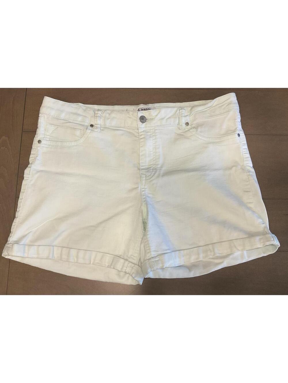 D.jeans Womens Cuff Leg Light Green Jean Shorts Size 14 Spot On Back